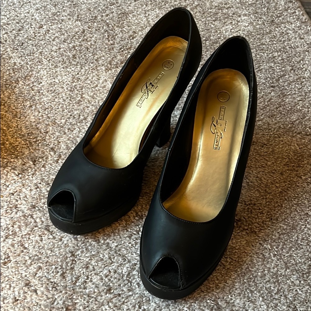 Sleek Black Heels with Timeless Design